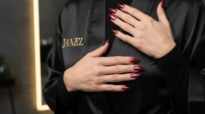 کالکشن «یاقوت سرخ» (Ruby Red Cat-Eye) خاص‌ترین طرح ناخن قرمز یلدایی درمشهد (ترند ۱۴۰۴)