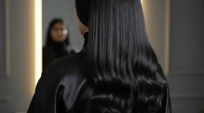 رنگ موی «مشکی پرکلاغی» جذاب اما ماندگار چالش‌های پاک کردن آن + خدمات ریمو رنگ شرابی و مشکی درمشهد