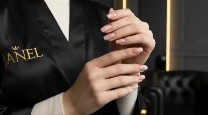 کاشت ناخن پلی ژل، پودر یا ژل؟ راهنمای انتخاب بهترین روش در مشهد