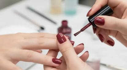 لمینت، ژلیش یا کاشت؟ کدام روش برای ناخن شما معجزه می‌کند؟ (راهنمای جامع + تفاوت‌ها)