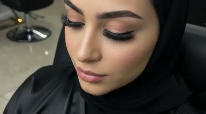 اکستنشن مژه یا لیفت؟ کدام برای چشمان شما معجزه می‌کند؟ (راهنمای انتخاب در مشهد)