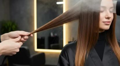 تکنیک ایرتاچ (AirTouch) چیست؟ راز طبیعی‌ترین لایت مو با سشوار که چهره شما را دگرگون می‌کند!