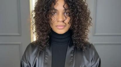 راز تشنه بودن موهای فر! چرا آبرسانی برای فرفری‌ها یک انتخاب نیست، بلکه یک ضرورت حیاتی است؟