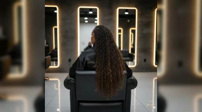 ریزش فر و باز شدن حالت مو: چرا فرهای من زود شل می‌شوند؟ | راهنمای سالن جانل مشهد