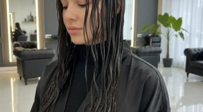 کراتین سرد چیست؟ راز احیای فوری موهای سوخته بدون اتوکشی + تفاوت حیاتی با کراتین گرم