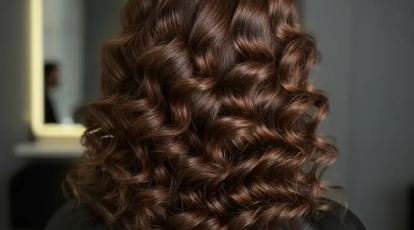 فر کردن موی رنگ شده رازها و شرایط داشتن فرهای زیبا و بدون آسیب در مشهد