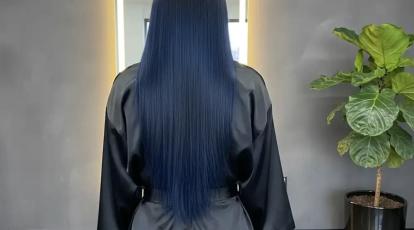 رنگ موی مشکی آبی (Blue Black) استایلی مرموز با اجرای بی‌نقص رنگ مو پرکلاغی درمشهد