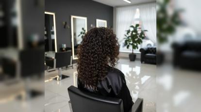 رازهای روتین طلایی خواب برای موهای فر: خداحافظی قطعی با وز مو در صبح!