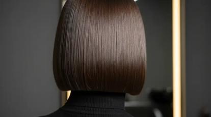 ترند “موهای شیشه‌ای” (Glass Hair) راز داشتن موهایی با درخشش آینه‌ای و بدون چربی در مشهد
