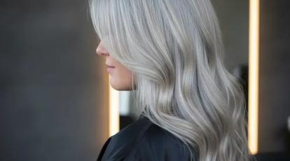 گری بلندینگ (Gray Blending) خداحافظی با رنگ ریشه و سلام به جذابیت موی سفید