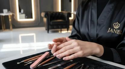 خدمات حرفه‌ای کاشت ناخن در مشهد تجربه‌ای لوکس و ماندگار در سالن زیبایی جانل