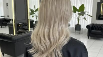 شنای بی‌خطر با موهای بلوند رازهای محافظت از موهای دکلره شده در برابر کلر استخر و نمک دریا