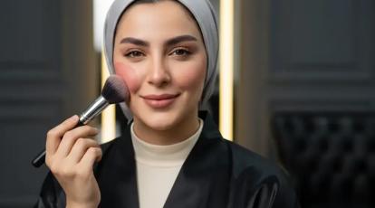 ۵ اشتباه نابخشودنی در رژگونه زدن که چهره‌تان را ۱۰ سال پیرتر و افتاده نشان می‌دهد!