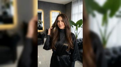  اکستنشن مو چسبی (Tape-in)؛ راحتی بی‌نظیر یا چالش نگهداری؟ رازهای ماندگاری و انتخاب هوشمندانه