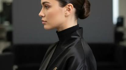 شینیون “اسلیک” (Slicked Back) با فرق وسط راز جذابیت سلبریتی‌ها و تکنیک لیفت صورت بدون جراحی