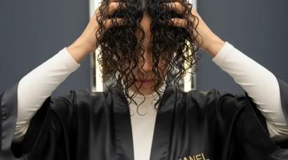 ۵ استایل شیک و سریع برای موهای فر درخشش در مهمانی‌ها با کمترین دردسر