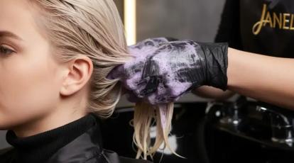 خدمات رنگساژ مو در مشهد راز داشتن موی بلوند بی‌نقص و درخشان