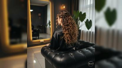 شنیون مسی (Messy)؛ هنرِ نامرتب بودن اما شیک به نظر رسیدن در سالن جانل