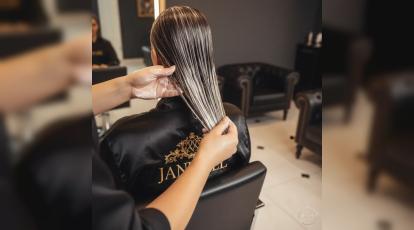 پروتئین تراپی مو چیست؟ راهنمای جامع احیای موهای آسیب‌دیده و کدر