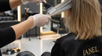 رنگ مویتان فاجعه شده؟ راهنمای کامل و فوری اصلاح رنگ مو در مشهد