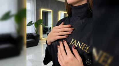 ترند جذاب ناخن‌های کهکشانی (Galaxy Nails) با تم پاییزی در بهترین مرکز کاشت ناخن مشهد