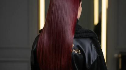 رنگ موی «یاقوتی» قرمز تیره و درخشان برای پوست‌های روشن انتخابی جسورانه