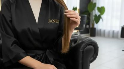 چگونه از زرد شدن موهای دکلره شده جلوگیری کنیم؟ خداحافظی با زردی مو با شامپو بنفش و ترفندهای حرفه‌ای