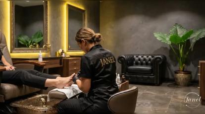 پدیکور تخصصی و کاشت ناخن پا در مشهد: تجربه زیبایی و سلامت از سر تا پا در سالن جانل