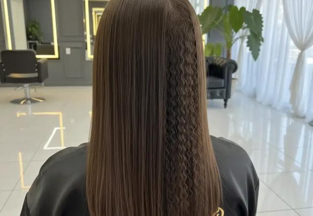 راز ماندگاری ۲۴ ساعته شنیون چرا تکنیک ویو کردن مو معجزه می‌کند؟