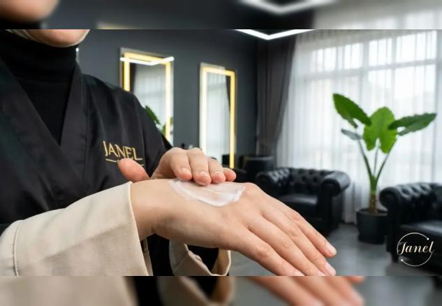 انتخاب بهترین کرم پودر و مرطوب کننده؛ نقد و بررسی برندهای برتر (کاپرا، گابرینی، کلینیک و کوزارکس) | سالن زیبایی جانل