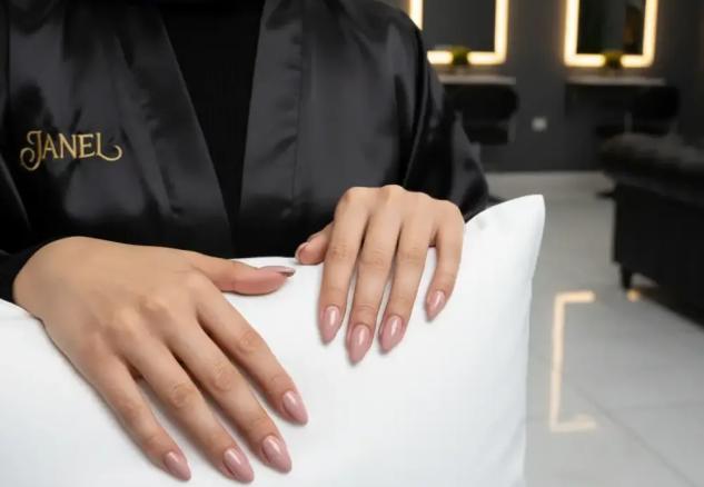 راز پوست آینه‌ای؛ چرا روبالشی شما دشمن زیبایی‌تان است؟ (راهنمای کامل + فشیال مشهد)