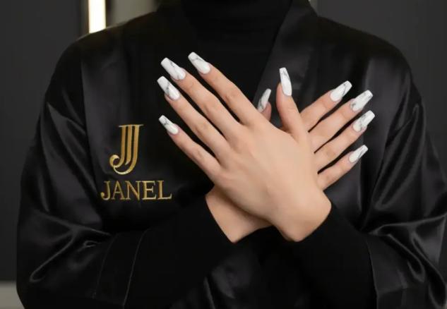 لوکس‌ترین طرح‌های ناخن مرمری ۲۰۲۵ (Marble Nails) ترند امسال چیست؟