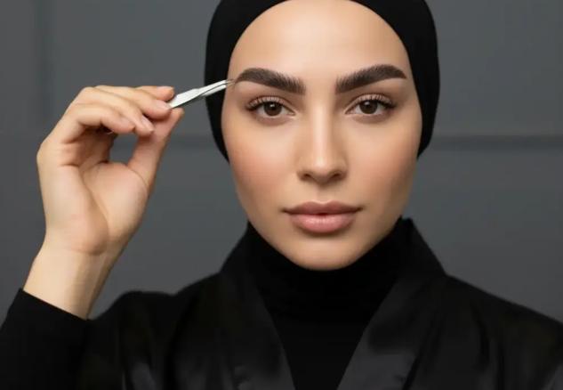 اصلاح ابرو در خانه آموزش تکنیکی برداشتن موهای اضافه و حفظ فرم نچرال