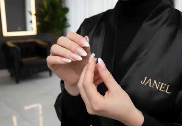 کاشت ناخن شما هوا می‌گیرد؟ (5 دلیل اصلی لیفت ناخن + راه حل قطعی)