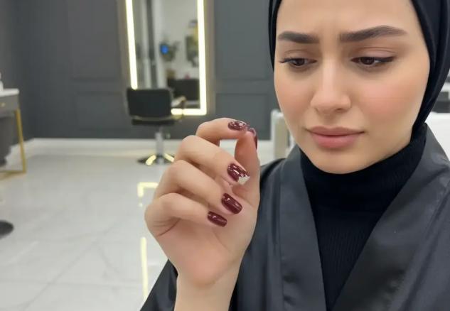 چرا لاک ژل شما بعد از یک هفته لب پر می‌شود؟ (۷ اشتباه رایج که ماندگاری ژلیش را نابود می‌کند)