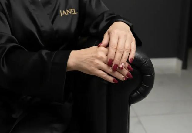 طراحی ناخن هنری «مینیمالیسم یلدایی» (Abstract Yalda Art)؛ اوج ظرافت در طولانی‌ترین شب سال