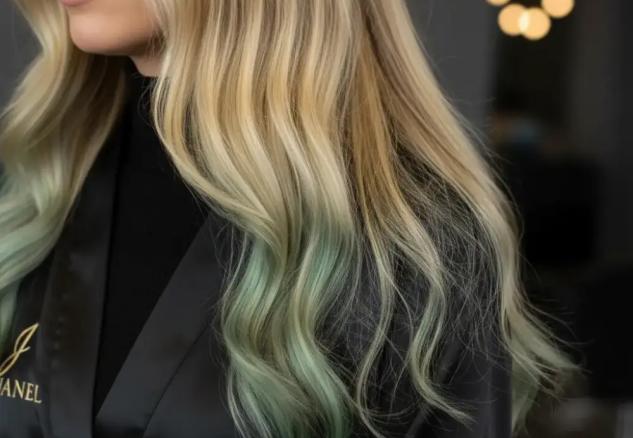 چرا موی بلوند در استخر سبز می‌شود؟ راز تکان‌دهنده‌ای که کلر مقصر آن نیست