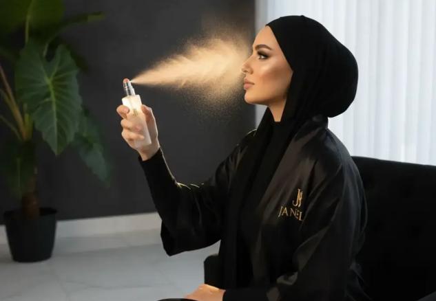 چگونه میکاپ ماندگار داشته باشیم؟ ۵ راز طلایی تثبیت آرایش در بهترین مرکز میکاپ مشهد